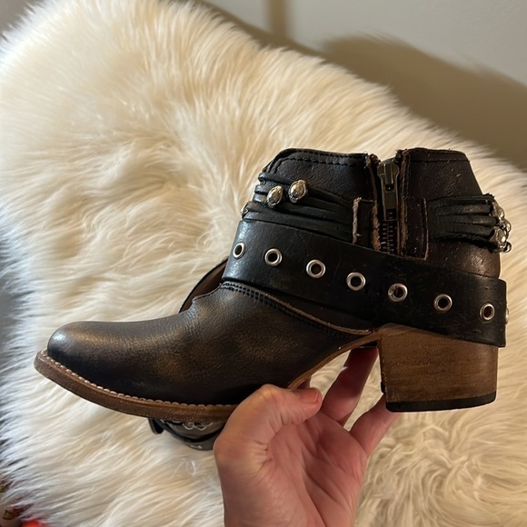 EUC Freebird Saloon Distressed Silver Buckle Black/ Brown Booties Size 8 - Picture 8 of 14